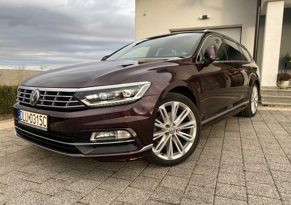 Volkswagen Passat cena 76000 przebieg: 195000, rok produkcji 2017 z Żmigród małe 154